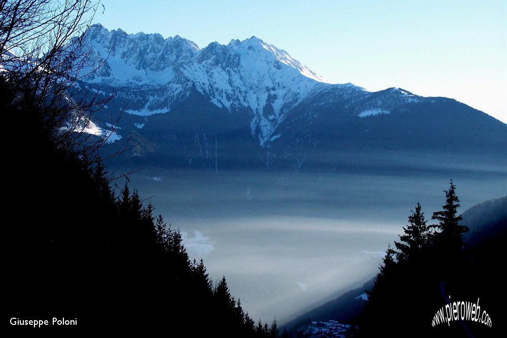 02-raggi di sole trafiggono le nebbie,verso il pizzo Camino .jpg